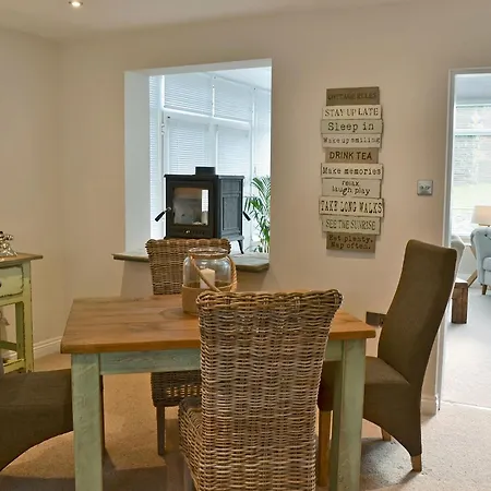 Elm Tree * Foxholes (North Yorkshire)